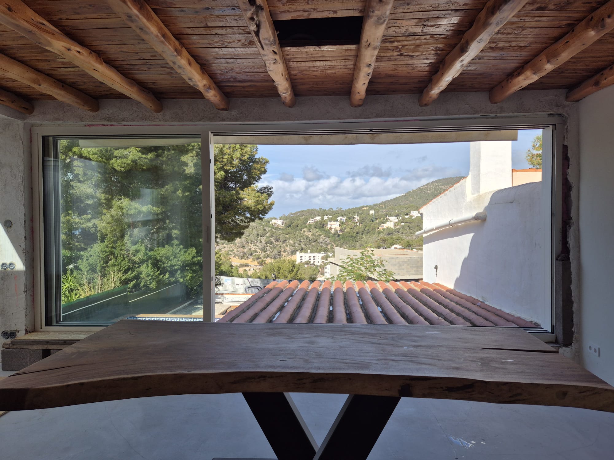 Slanke schuifpui die naar beide kanten open kan. 